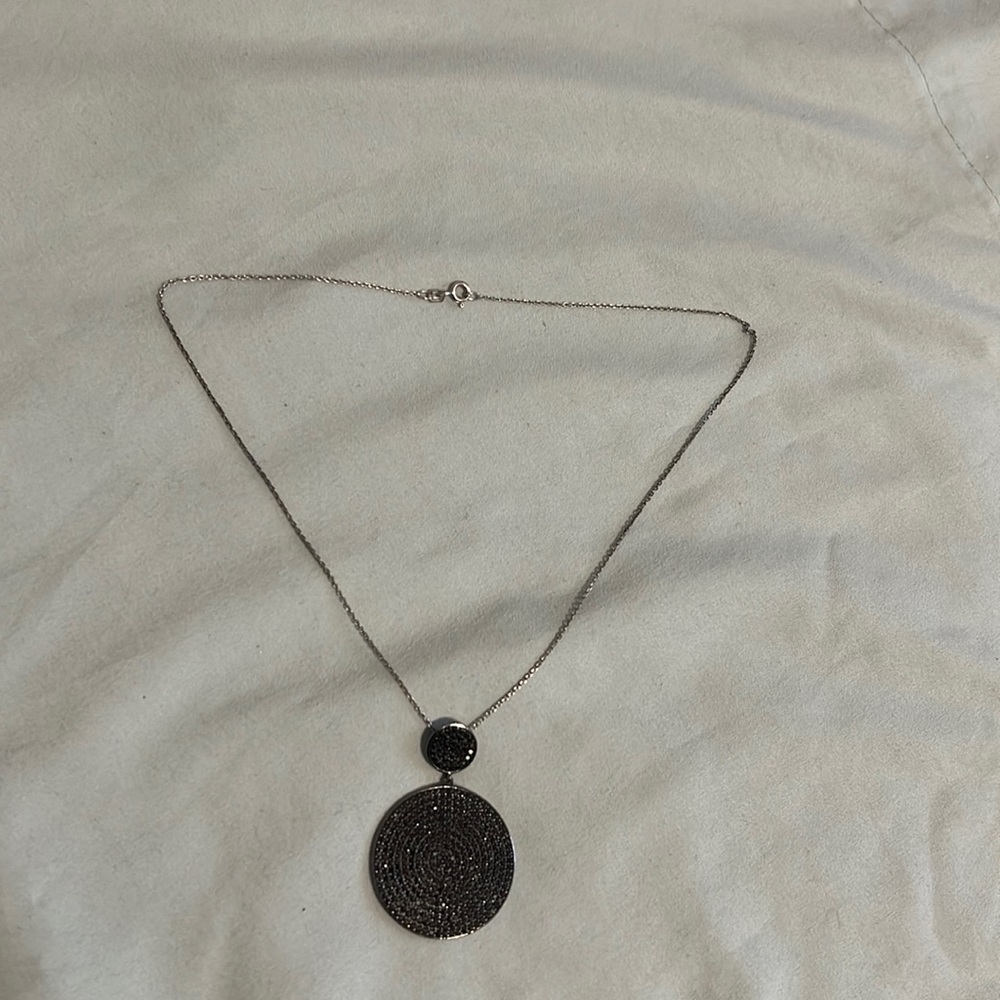 Delicate necklace with circle pendant